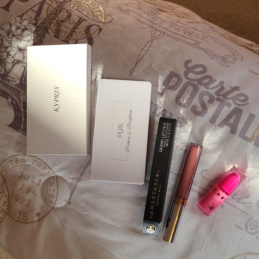 BRAND NEW MAKEUP! - Picture 6 of 6